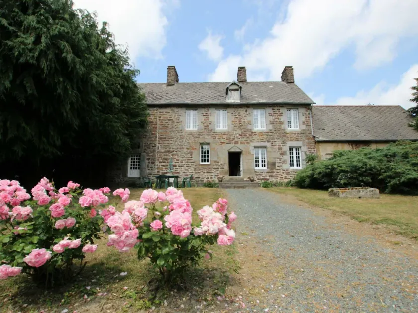 17th Century Rustic House with Garden, Fireplace and Parking - Image 1