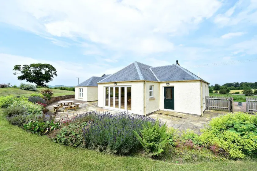 HAWTHORN HOUSE - spacious home set amidst lush gardens & rolling countryside - Image 1