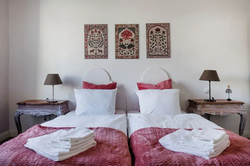 Grandiose 3BR § 3BathR apt, middle of downtown. Back and better than ever! - Image 1
