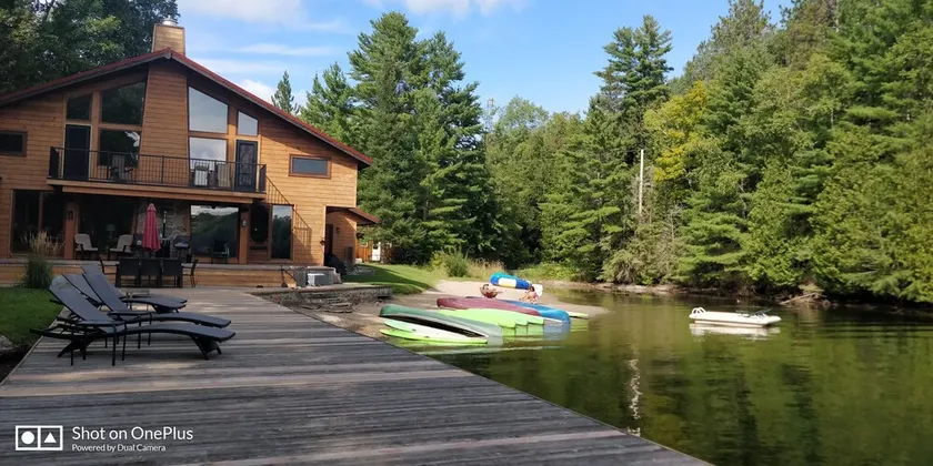 Kawartha Lakes Waterfront Cottage - Sleeps 16 - Image 1