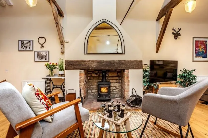 The Stocks Barn, renovated 1750’s barn in picturesque Lincolnshire cliff village - Image 1