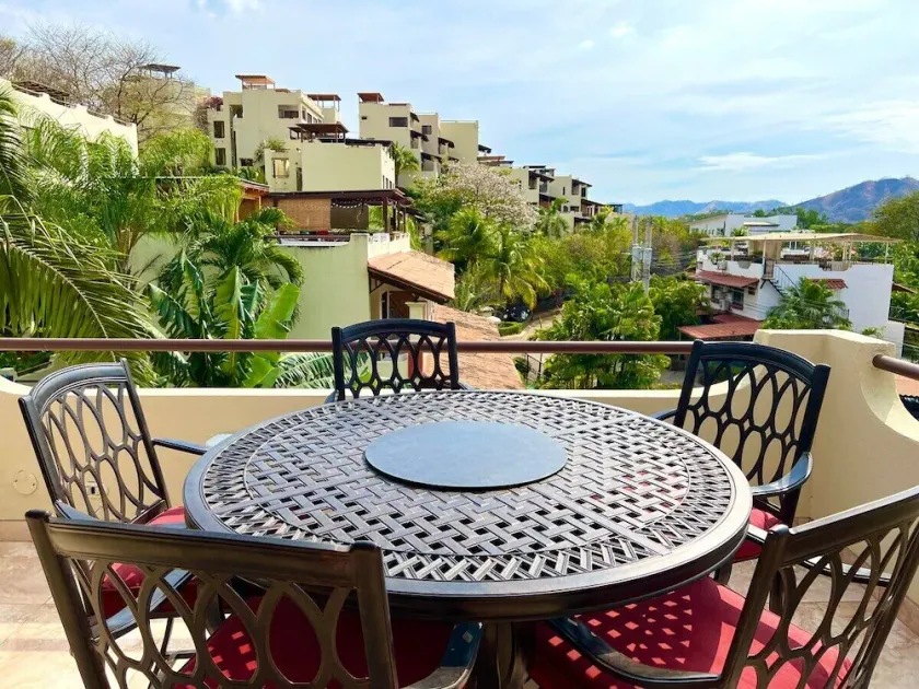 Rooftop Sunset Cove, This spacious and sunlit apartment features 2 bedrooms, 1.5 bathrooms, a stunning rooftop terrace - Image 1