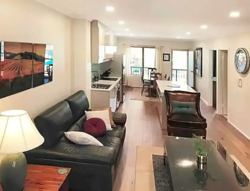 Charming unit Adelaide CBD. Free secured parking - Image 1