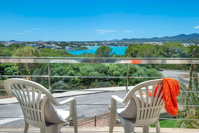 Modern Spacious Villa, Private Pool, Amazing Sea Views of Portocolom Bay, 125m walk to 2 Beaches! - Image 1