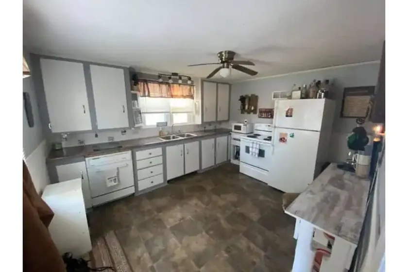 Cozy 3-bedroom residential home - Image 1