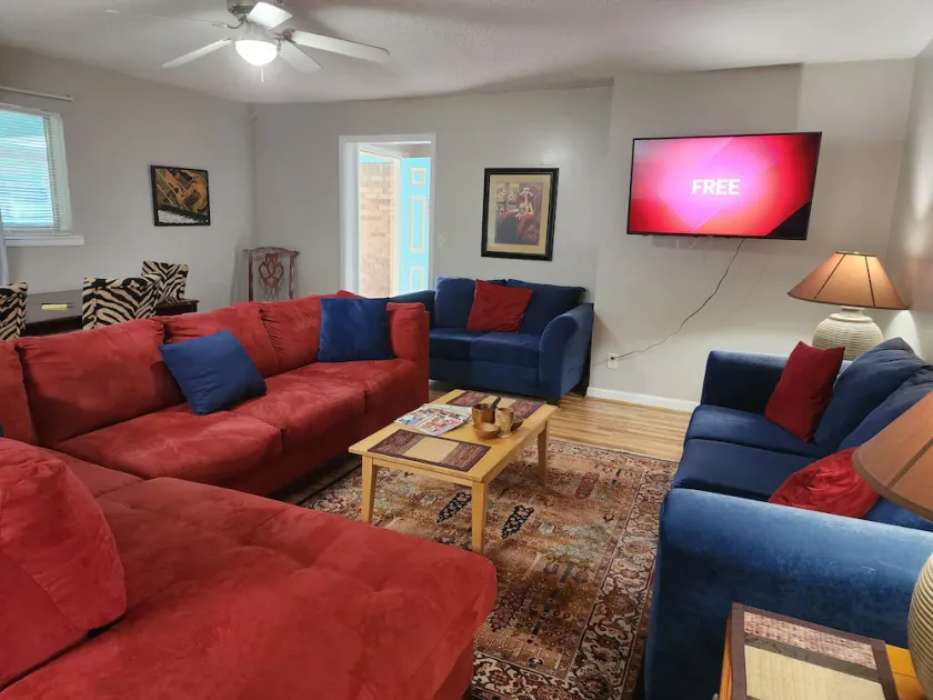 Close to Downtown, Restaurants, Markets , Events ,Beaches and Naval Base! - Image 1