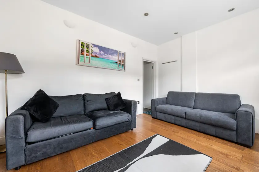 Clapham Common Sleeps 10 Free Parking for 4 Cars or 3 Vans 2 Bed 2 Bath 5 min to Metro Zone 2 - Image 1