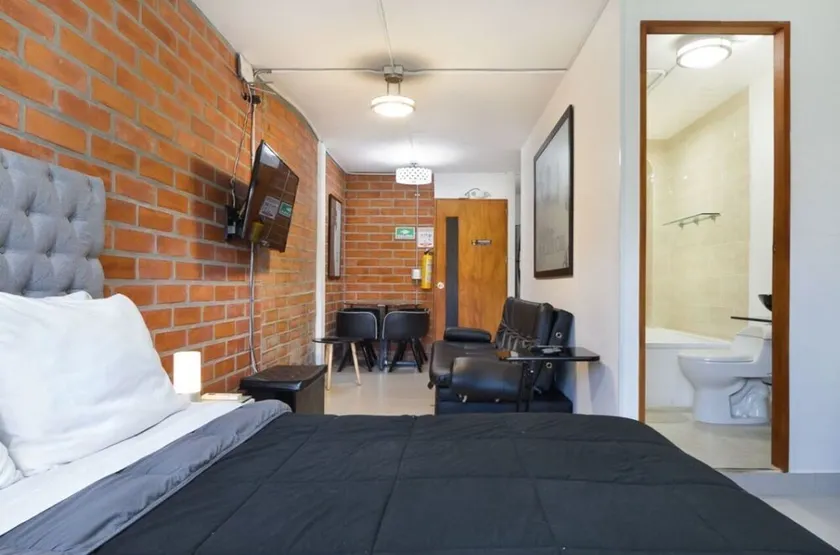 STUDIO EXITO HOT TUB - Image 1