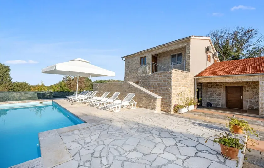 Awesome Home In Unesic - Image 1