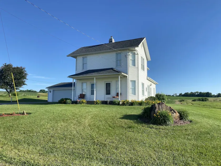 Family owned and operated spacious Farm House with a modern decorative flair. - Image 1