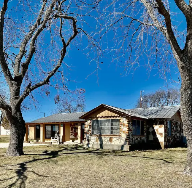 Entire home hosted by D'Ann - Image 1