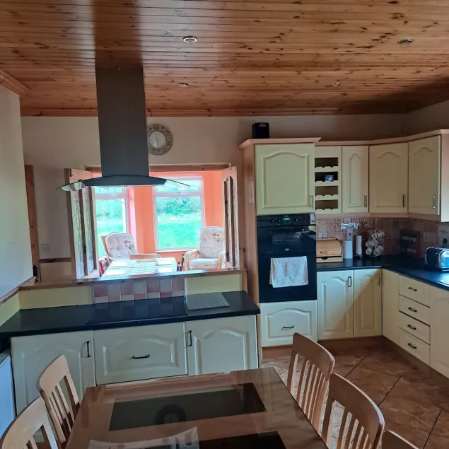 Spacious 6-Bed House 10 minutes from Knock Airport - Image 1