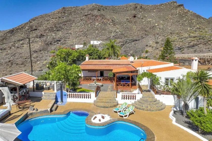Villa Colmena by Villa Plus - Image 1