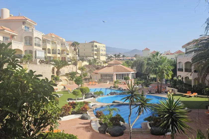 1 Bed Apt Sleeps 5 - Indoor Pool - Free Parking - Image 1