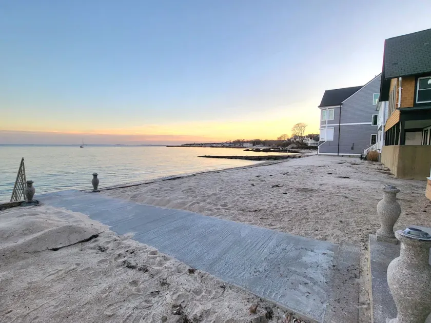 PRIVATE BEACH: A SLICE OF HEAVEN @ NIANTIC W/ 6 QUEENS 1 FULL BED - Image 1