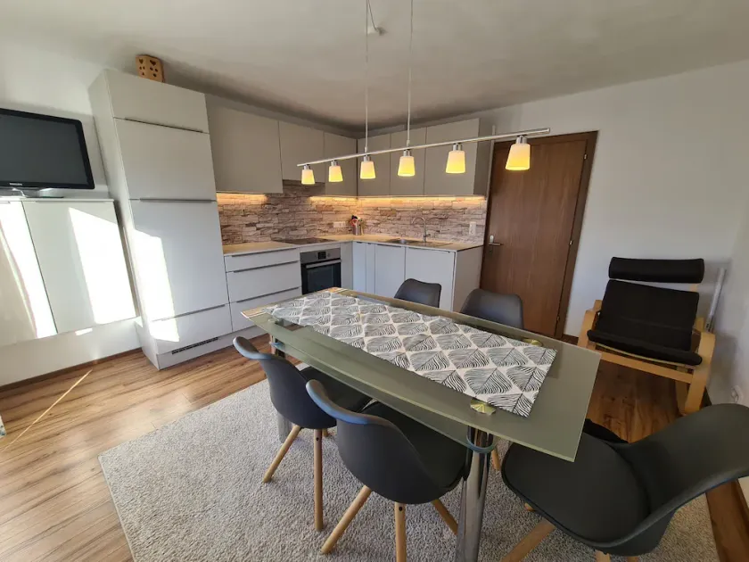Sanierte, moderne und helle Wohnung in ruhiger Lage für 2 bis 5 Personen - Image 1