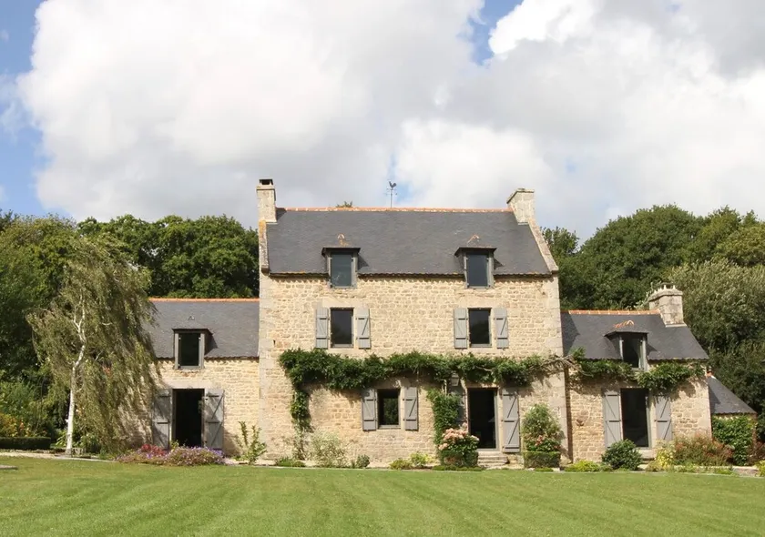 Hunaudaye Gîte – Pool Domaine du Bois Riou Dinan - Image 1