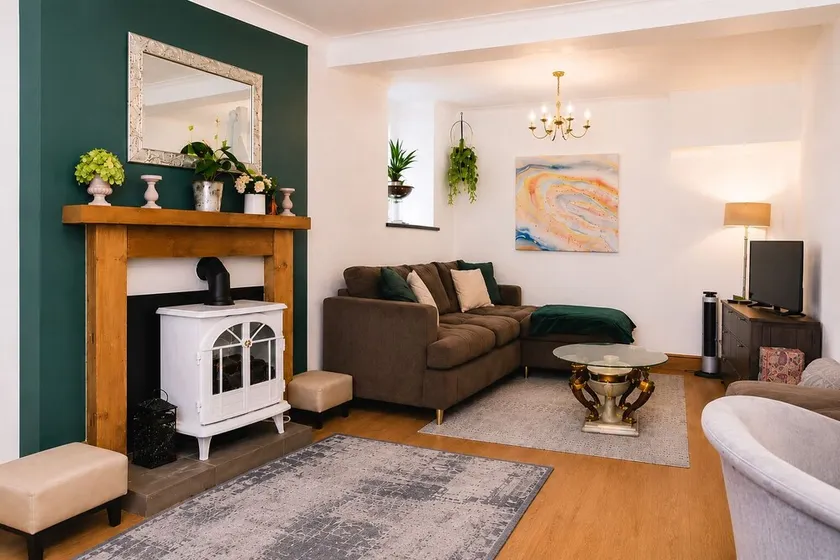 Ty Hapus is a modern, spacious townhouse featuring a King bed, fully equipped kitchen, and a private fenced backyard with a fire pit. Located in a highly walkable neighborhood near historic sites, vibrant dining, and beautiful beaches, room for six - Image 1