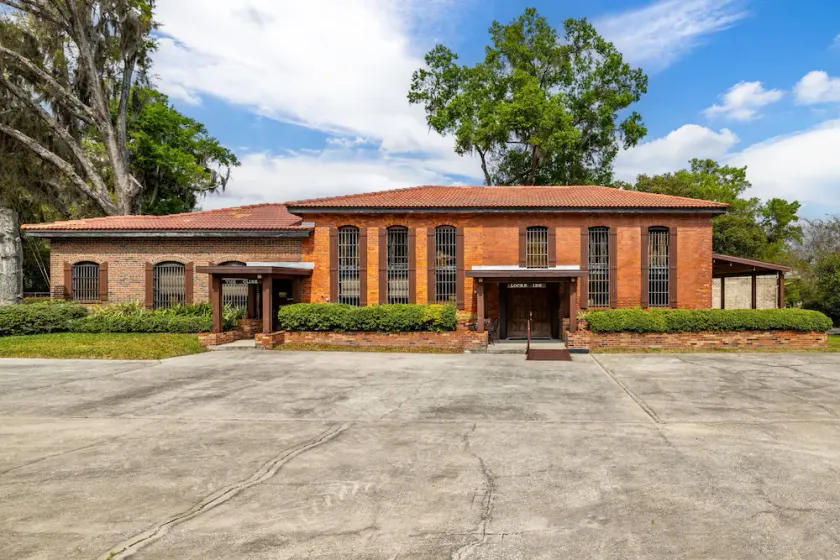 Dade City's Historic 1892 Locke Inn Estate - Image 1