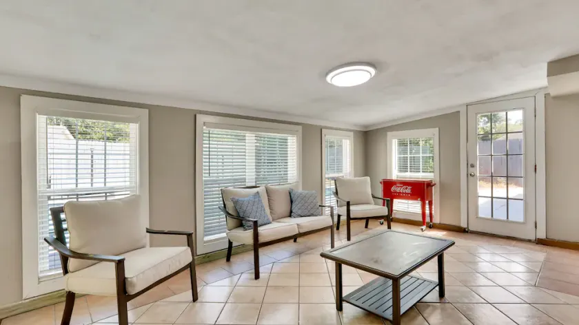 Cozy retreat with 3 Bedrooms 2 Baths and a Pool. Long-term stay only!!! - Image 1
