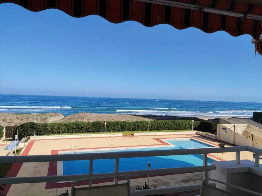Apartment facing the sea, with private access to the beach and pool. - Image 1