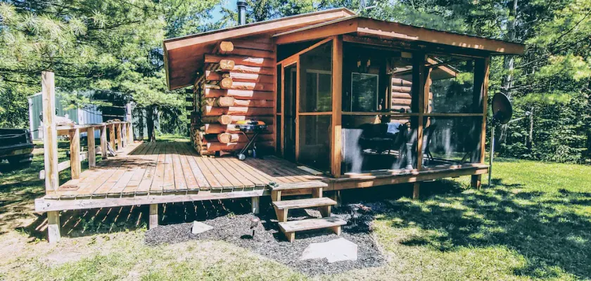 The Copper Squirrel is a secluded full log cabin on 10 acres. - Image 1