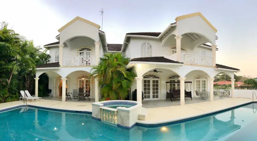 Vackert rymligt fritidshus med privat pool nära Sandy Lane - Image 1