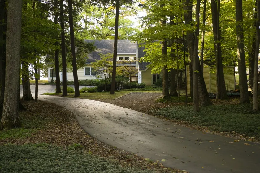 Large house on beautiful lake, adjoins Sleeping Bear Dunes National Lakeshore - Image 1