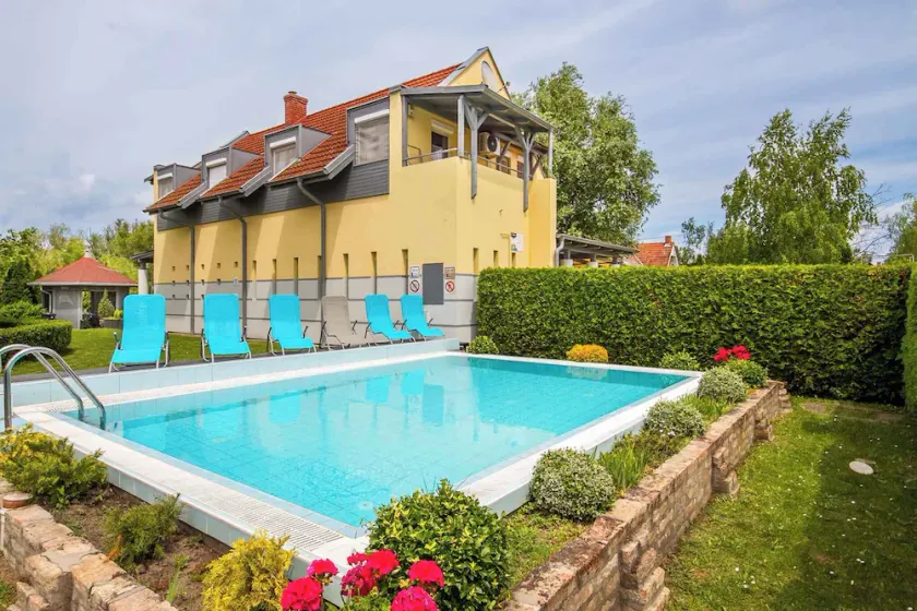 Holiday apartment with air conditioning, pool, free beach - Image 1