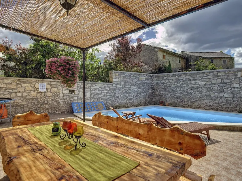 Well Maintained Holiday Home With Private Heated Pool Near the Beach - Image 1