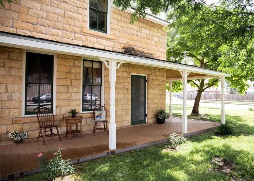 Top Floor Historic Limestone Property Downtown - Image 1