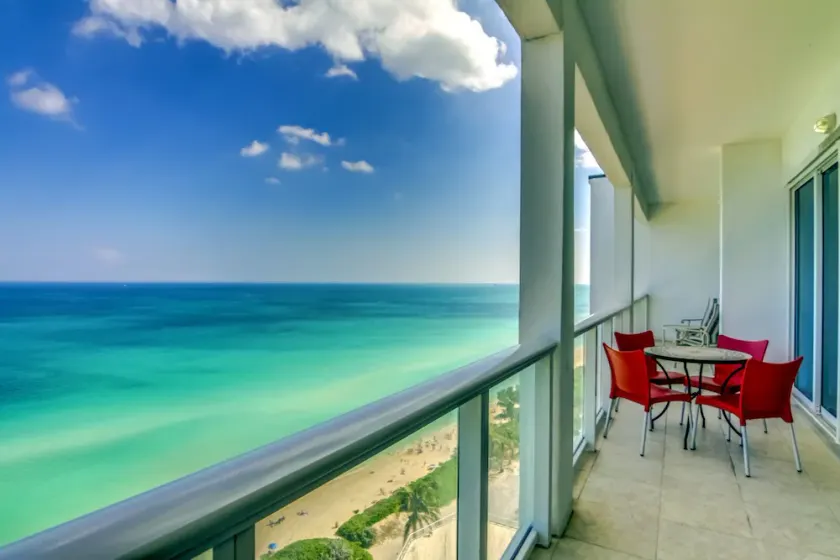 Penthouse en bord de mer avec piscine partagée, salle de gym, bars, acc��s à la plage! - Image 1