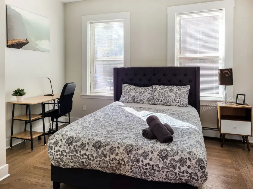 Stylish 2-bed 1-bath right by Wooster Square - Parking and laundry room included - Image 1