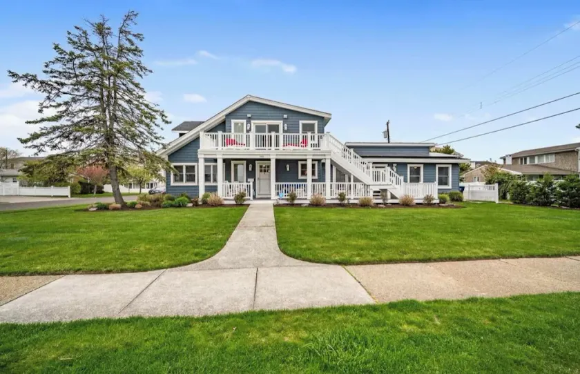 Unbeatable location - 4 houses to beach, 5BR, 3BA, walkability! - Image 1