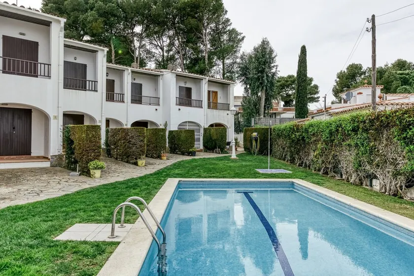 Casa vacanze \"Set Cases\" con vista mare, piscina condivisa e aria condizionata - Image 1