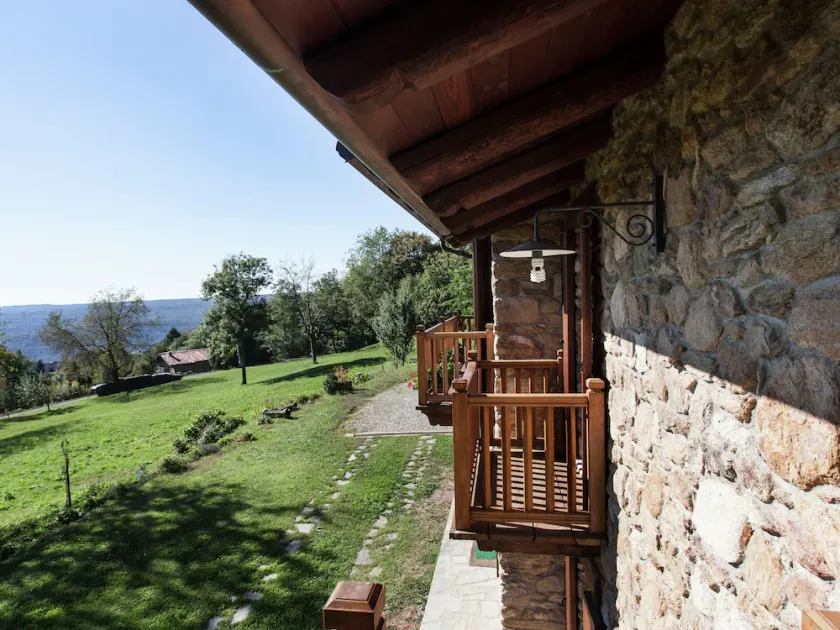 Apartment in Netro With Balcony and Views - Image 1