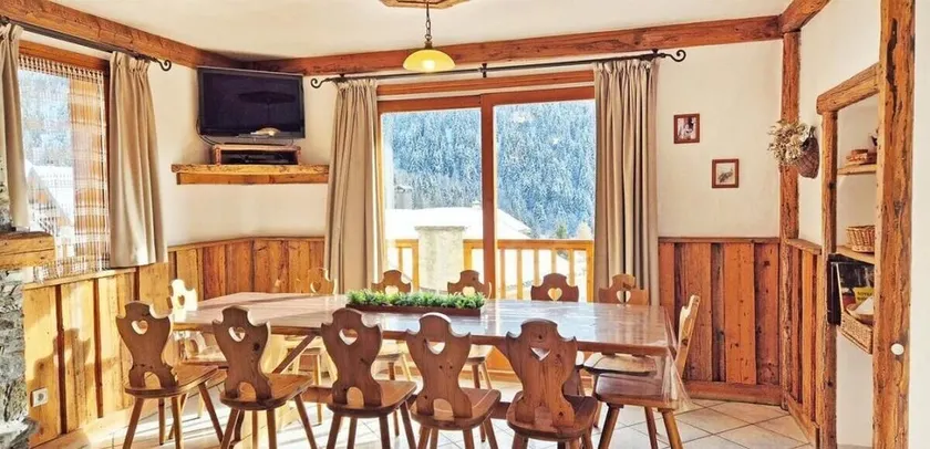 Chalet, 250m from ski slopes, terrace, balcony, fireplace or stove, parking, tv, 150m² - Image 1