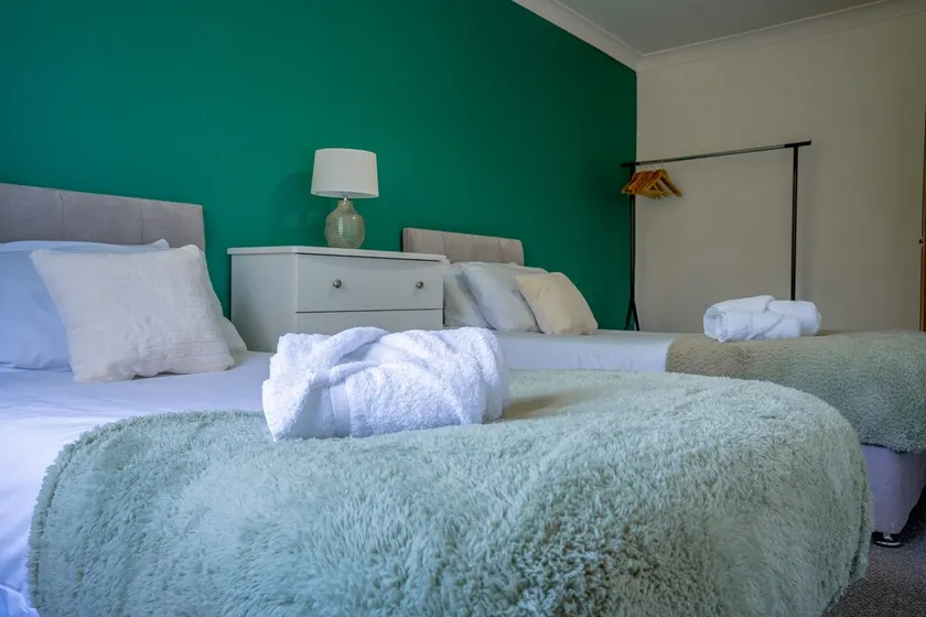 7 beds, perfect for contractors or large groups, free wi-fi - Image 1