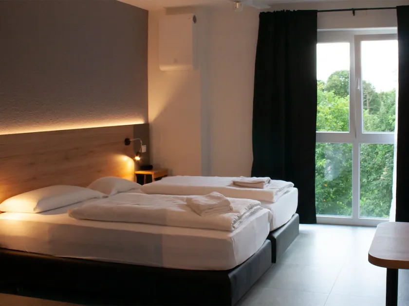 Hotel Good Night - Image 1