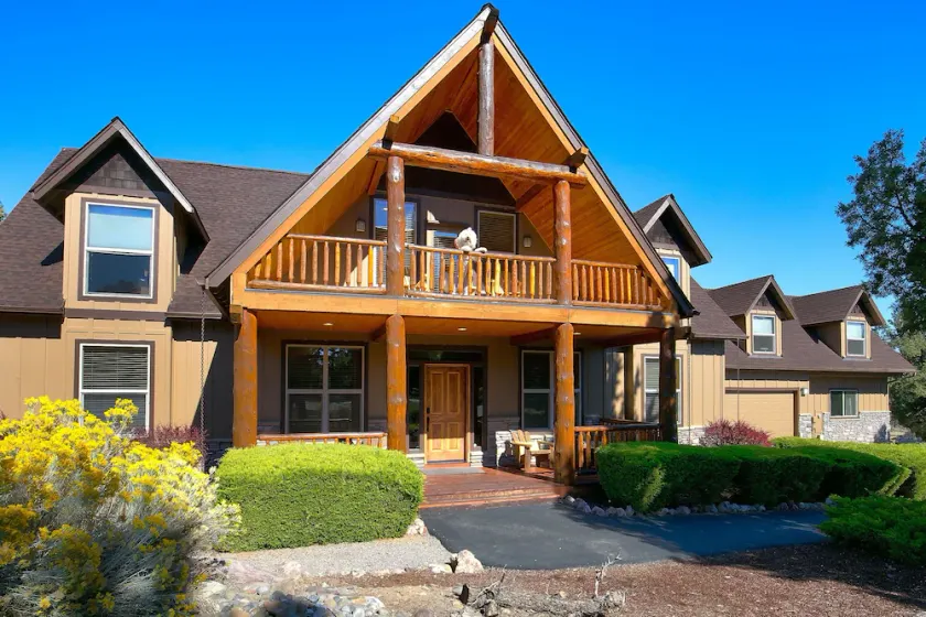 Spacious & Rustic Lodge Cabin. 4 Bedroom Kid & Pet Friendly w/ Private Hot Tub! - Image 1