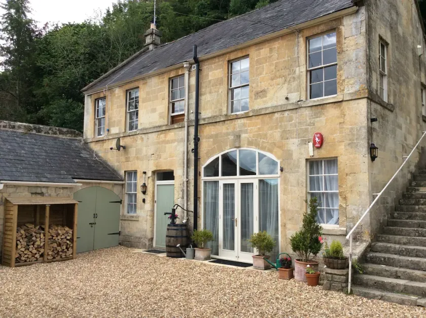 STUNNING COACH HOUSE 10 MINUTE BATH, SLEEPS 8, OPEN FIRE & TABLE TENNIS - Image 1