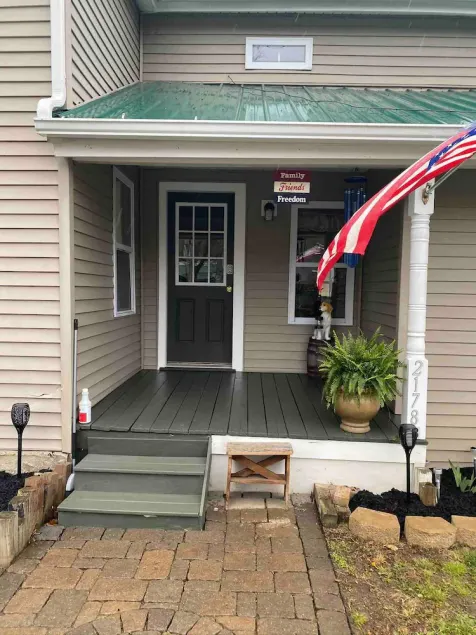 Cozy Couples Farmhouse Cottage- Minutes walk from Swain Ski Resort - Image 1