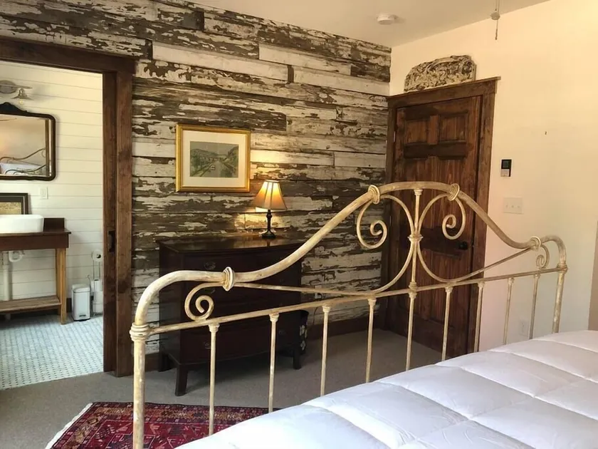 Light Horse Inn: Suite 6 - Image 1