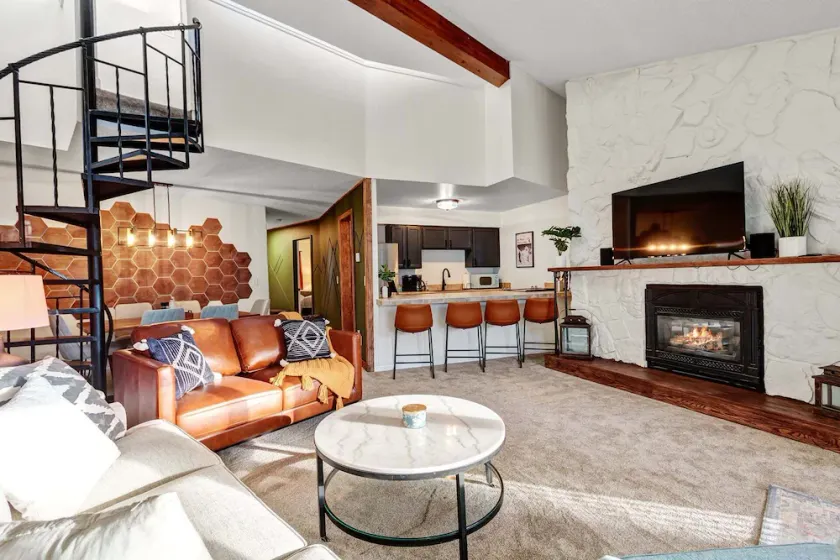 Breck-Ski IN Condo⛷Main Street 🏔 Views 😴 sleeps 8! $0 Cleaning fee - Image 1