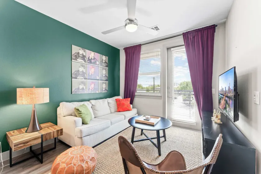 Luxe 1BR luxe suite close to Downtown w/ fast WiFi - Image 1