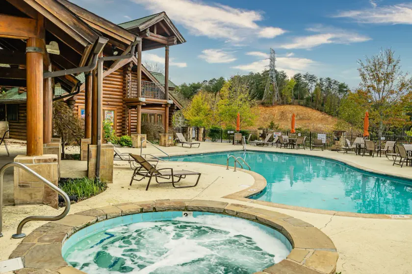 Heated Rst Pool-Dollywood-WIFI -Arcade-Parkway-Families-Shopping-Hot Tub-Shows - Image 1