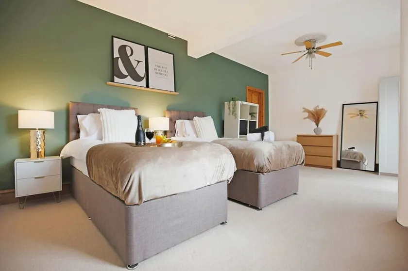 Spacious House • PoolTable • FreeParking • Balcony - Image 1