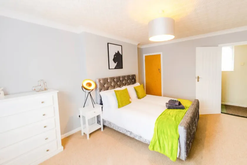 4 Bed - 2 Baths 1 Walk in Shower Lots of Parking - Image 1