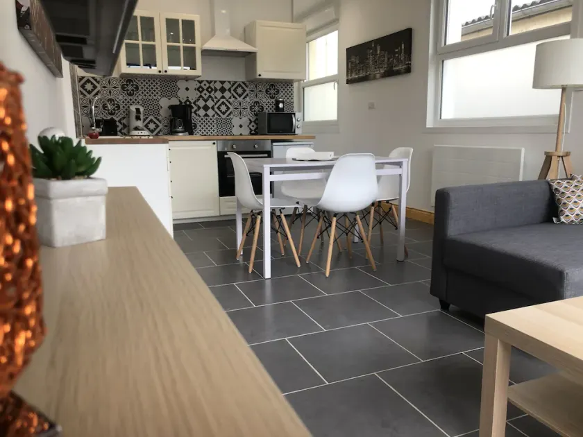 Apartment with garden - Image 1