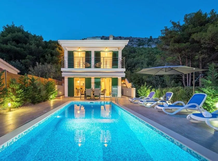 Villa Nike ist eine neue Villa in den Bergen mit Blick auf das Meer in der Nähe von Split und Omis - Image 1